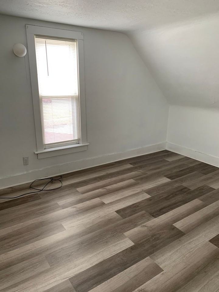 952 S 22nd St - Photo 2 of 6