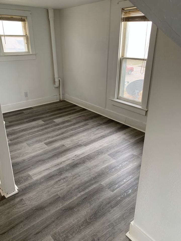 952 S 22nd St - Photo 3 of 6