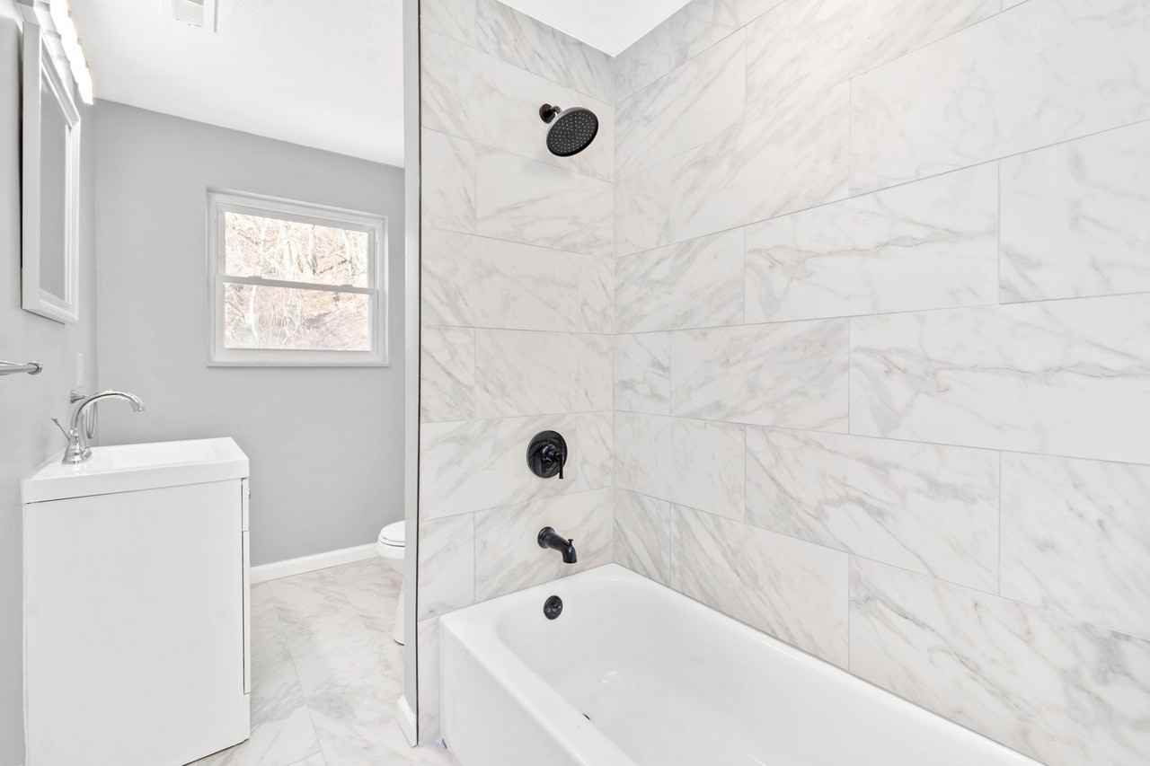 1237 Stranmore St - Photo 2 of 26