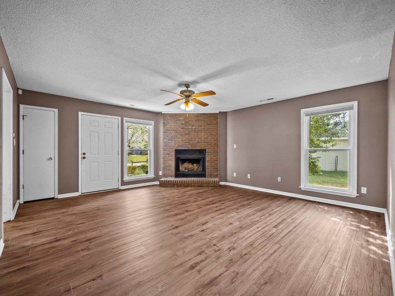 1003 Springdale Dr - Photo 3 of 17