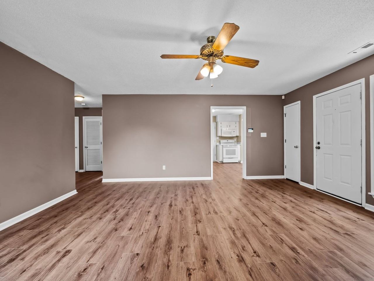 1003 Springdale Dr - Photo 4 of 17