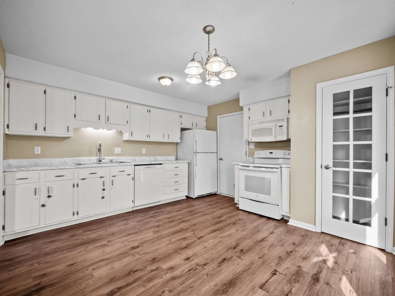 1003 Springdale Dr - Photo 6 of 17