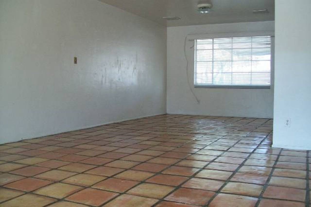 1204 W 7th St - Photo 2 of 7