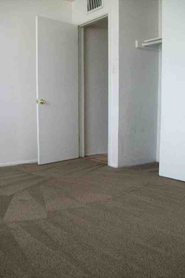 1204 W 7th St - Photo 3 of 7