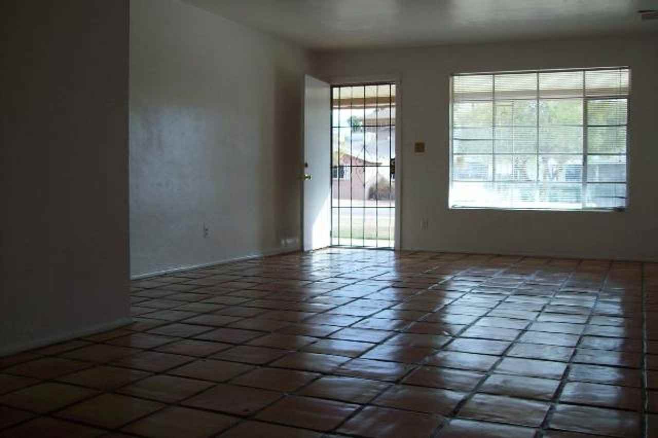 1204 W 7th St - Photo 4 of 7