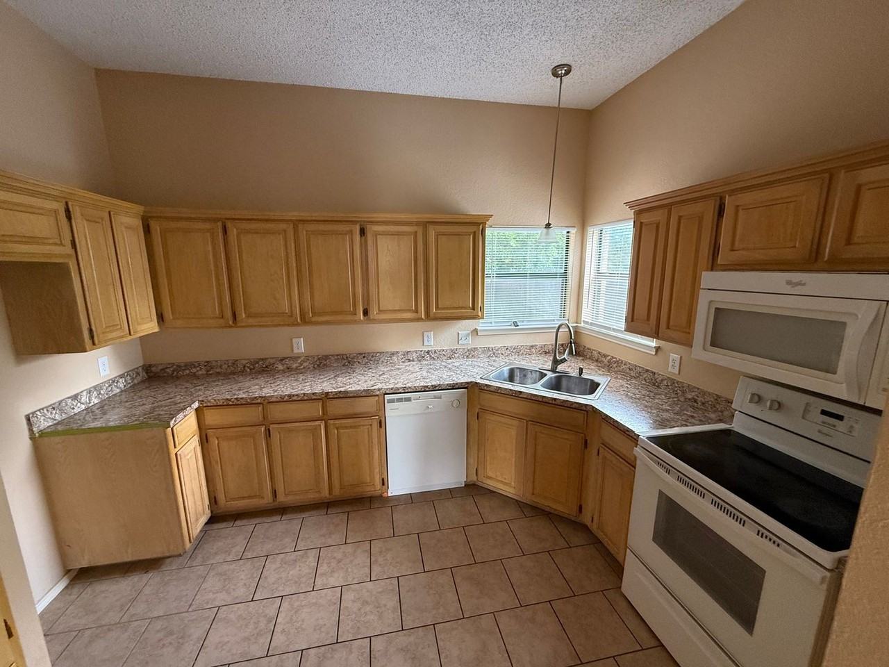 6504 Lakeside Cv - Photo 3 of 8