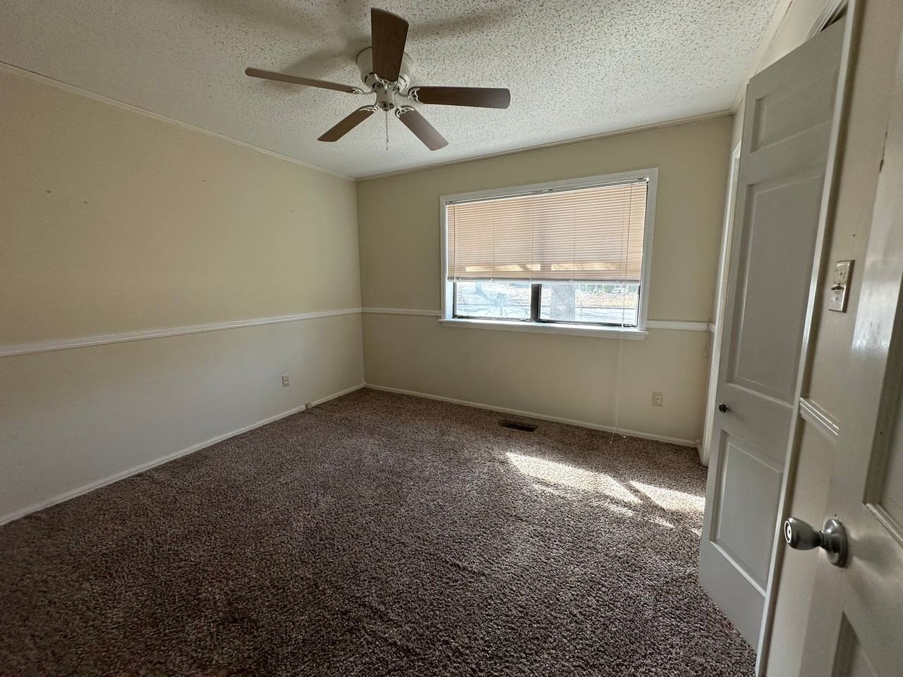 1102 Ridgewood Dr - Photo 2 of 14