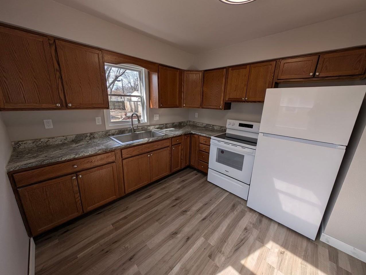 1420 Sampson St - Photo 2 of 21