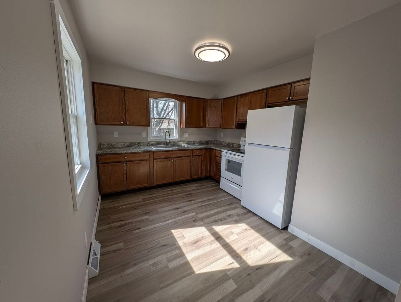 1420 Sampson St - Photo 3 of 21