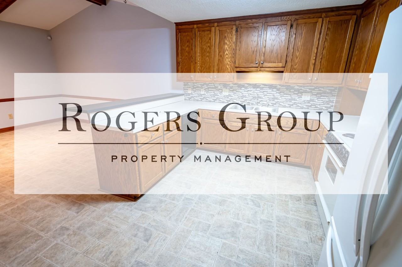 1581 Graham Ave - Photo 2 of 9