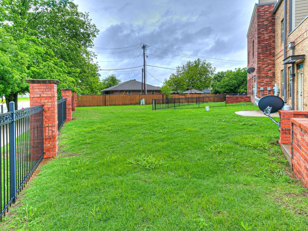 589 S Fretz Ave - Photo 4 of 40