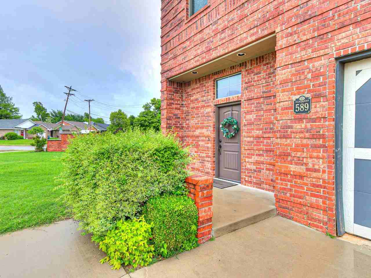 589 S Fretz Ave - Photo 6 of 40