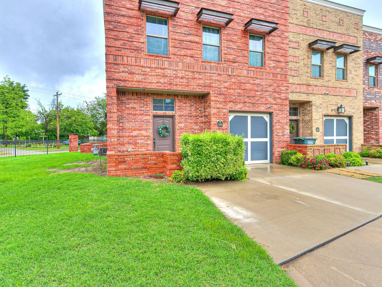 589 S Fretz Ave - Photo 7 of 40
