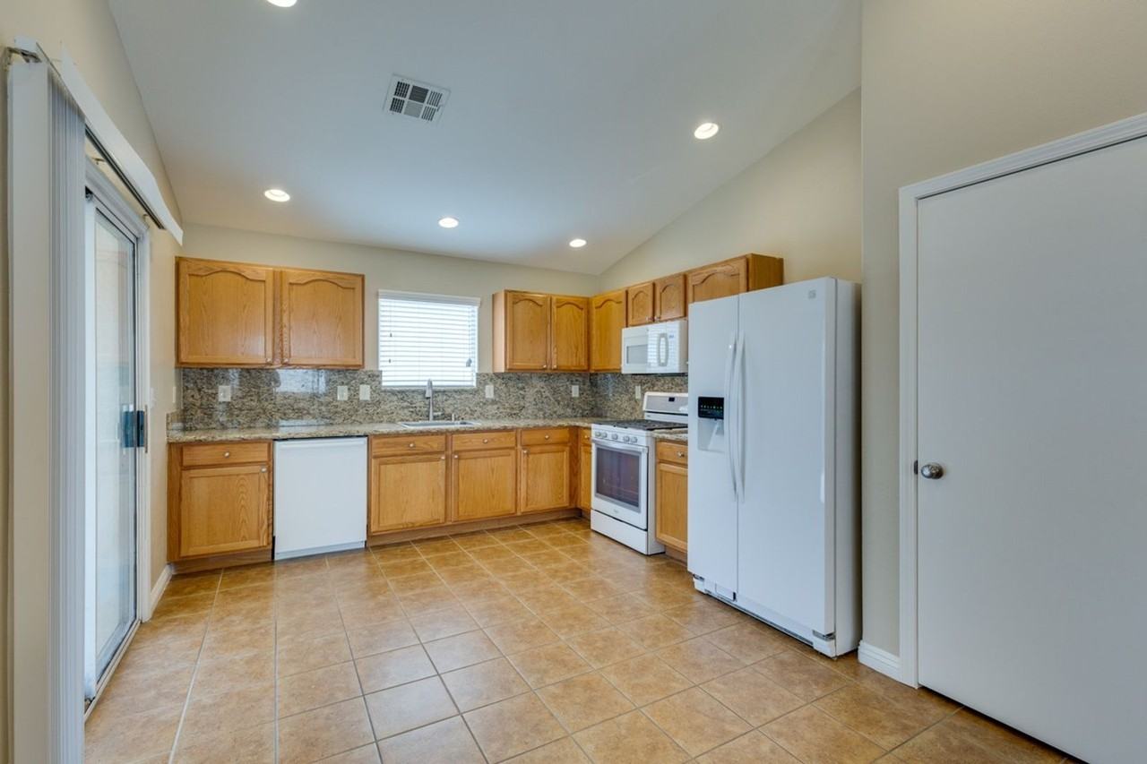 5924 Oakton St - Photo 4 of 40