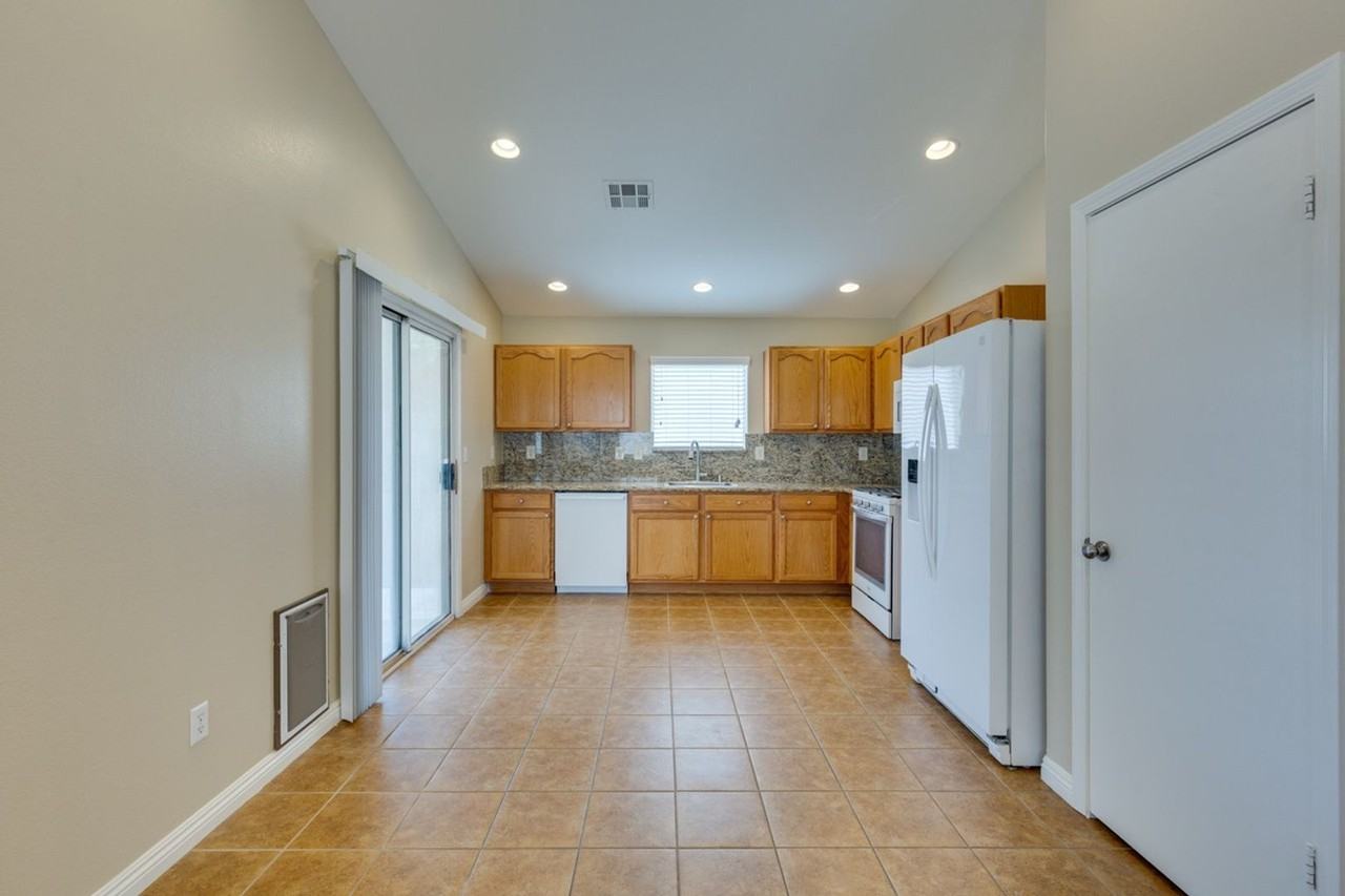 5924 Oakton St - Photo 5 of 40