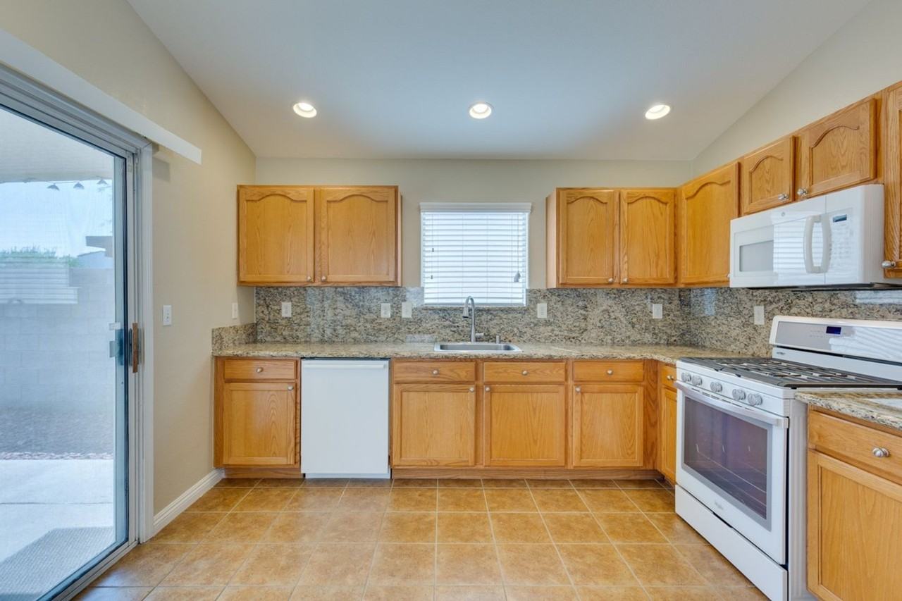 5924 Oakton St - Photo 6 of 40