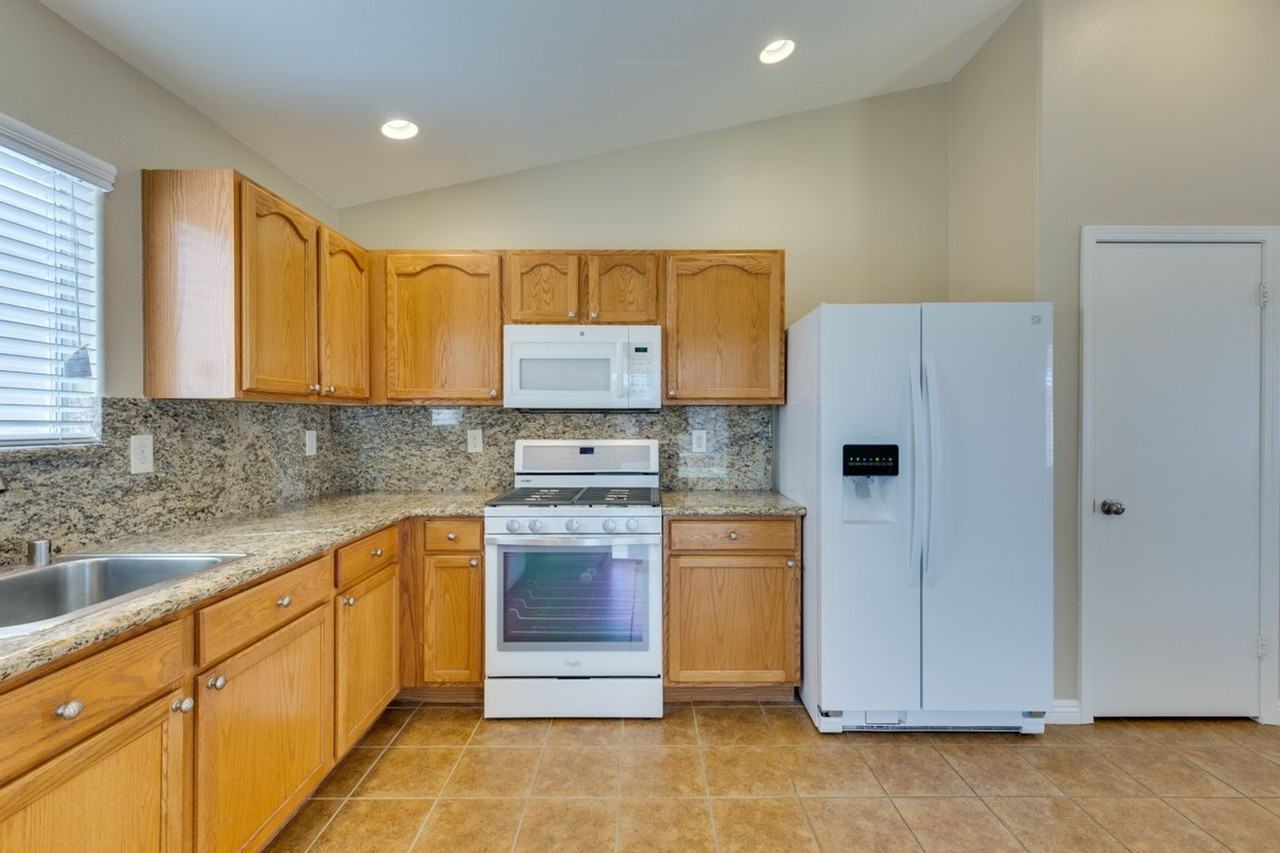 5924 Oakton St - Photo 7 of 40