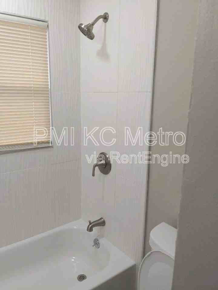 145 S Oxford Ave - Photo 3 of 10