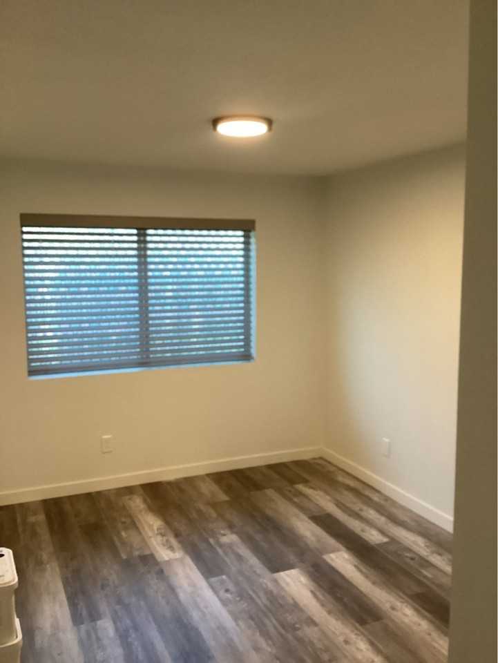568 Sw 5th St #B - Photo 5 of 14