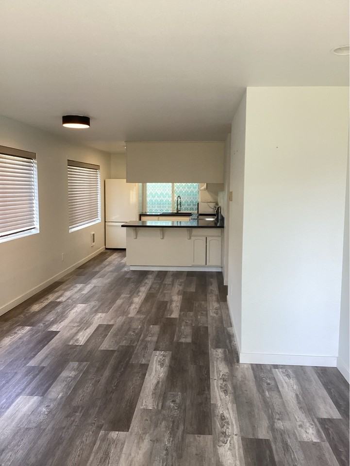 568 Sw 5th St #B - Photo 3 of 14