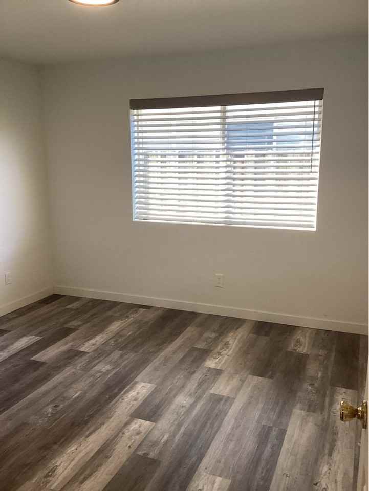 568 Sw 5th St #B - Photo 5 of 14