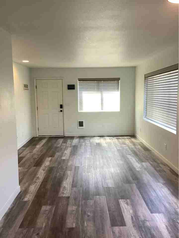 568 Sw 5th St #B - Photo 3 of 14