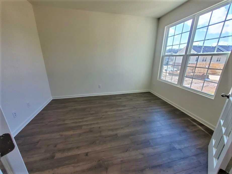 585 Montrose Dr - Photo 4 of 25