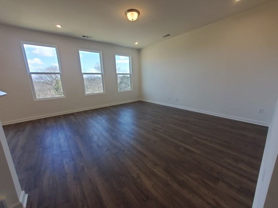 585 Montrose Dr - Photo 6 of 25