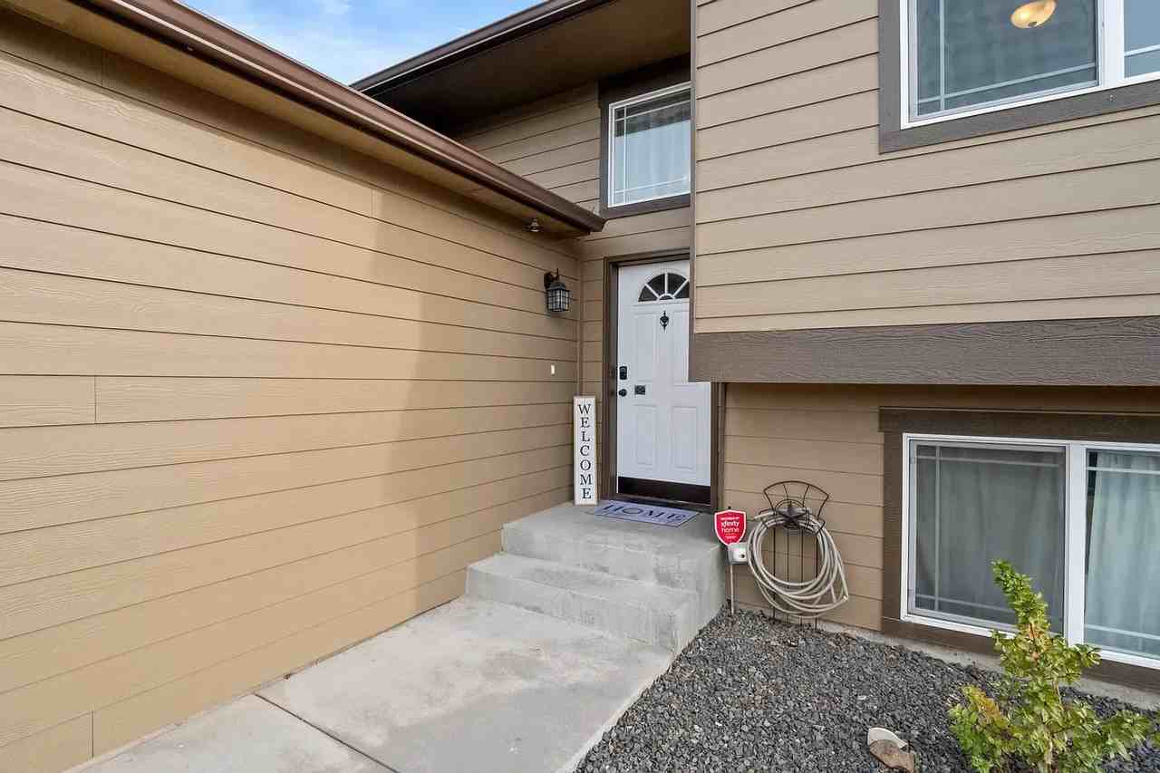 1413 W Summerhill Ct - Photo 2 of 20
