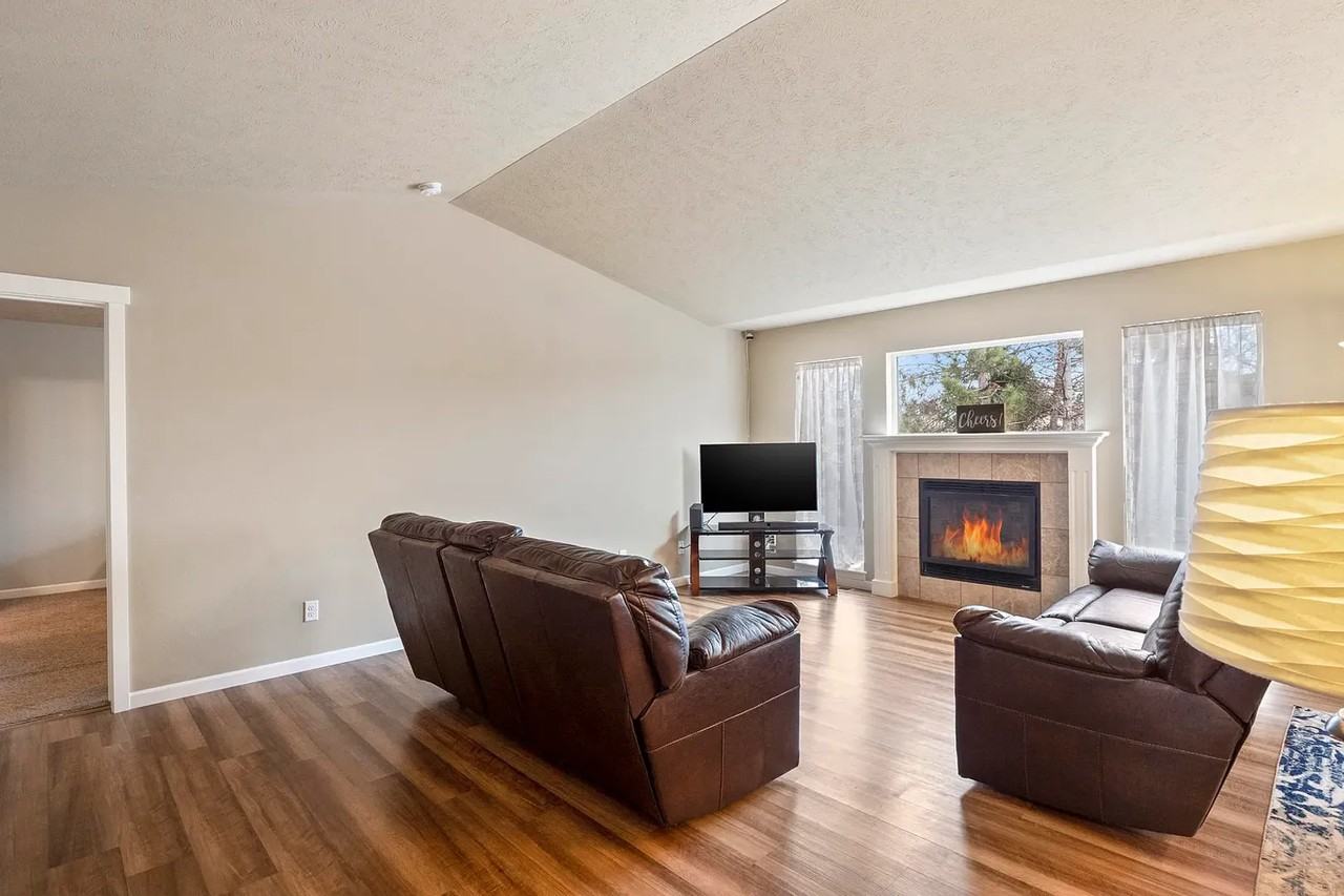 1413 W Summerhill Ct - Photo 3 of 20