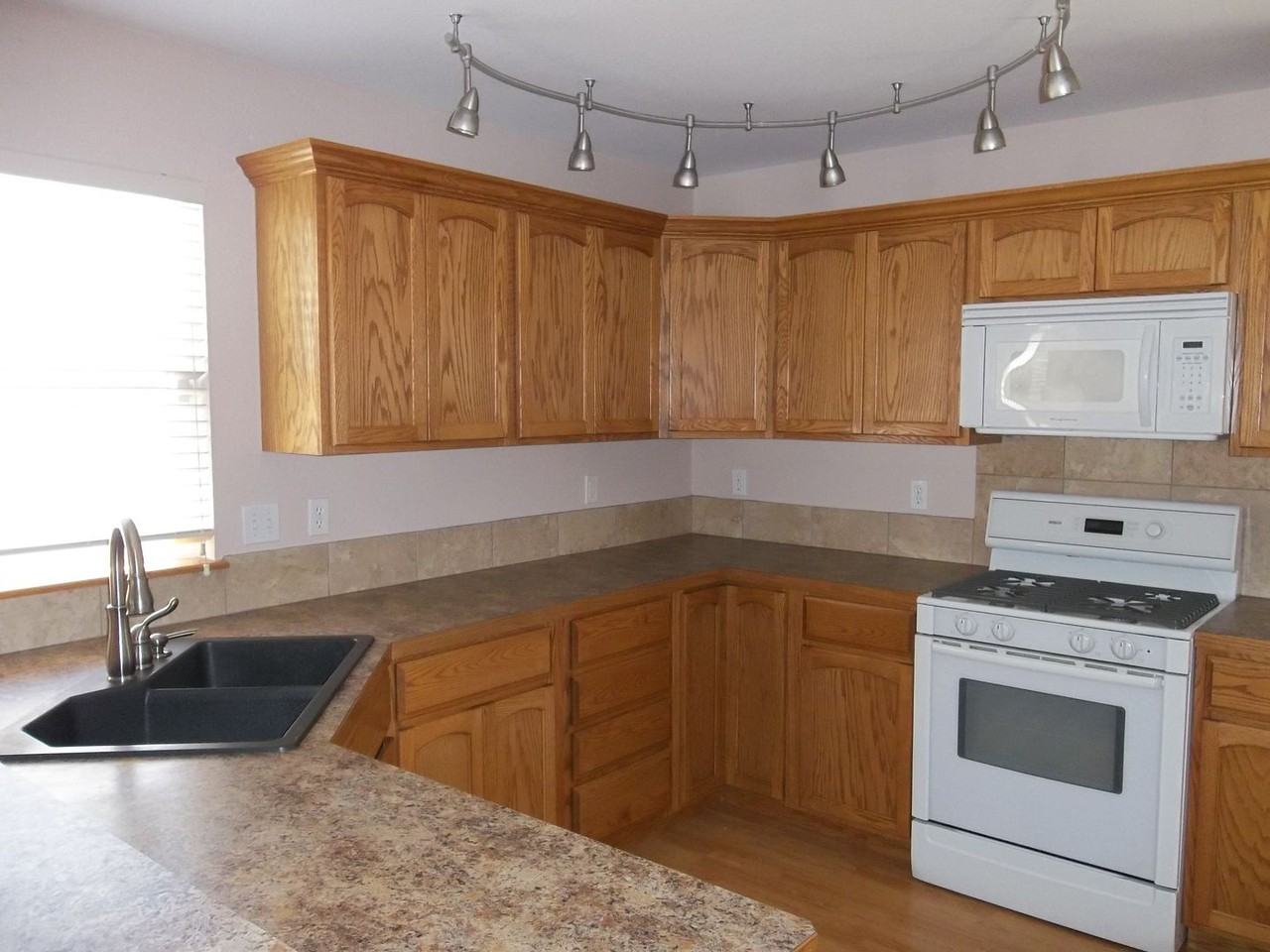 1866 E 9th St - Photo 3 of 14