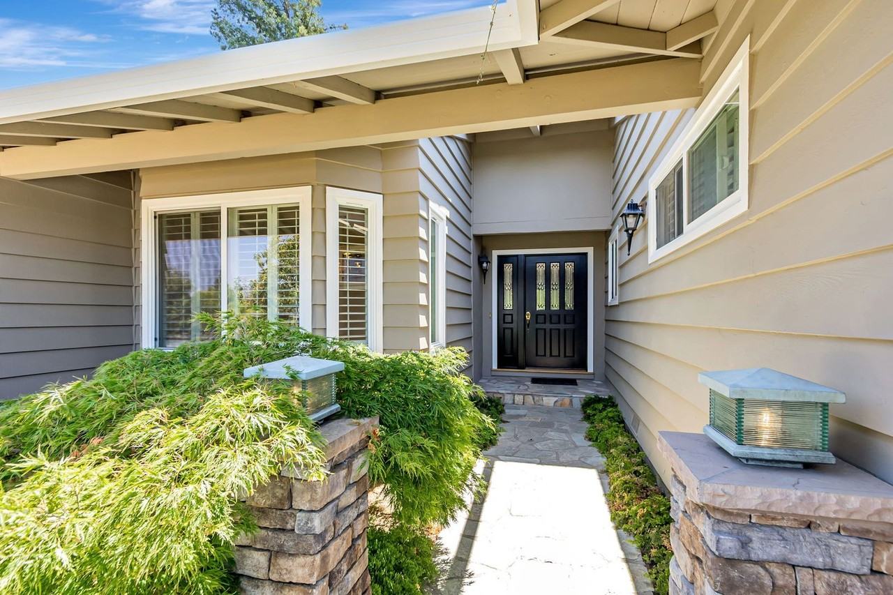 6717 Hampton Dr - Photo 2 of 26