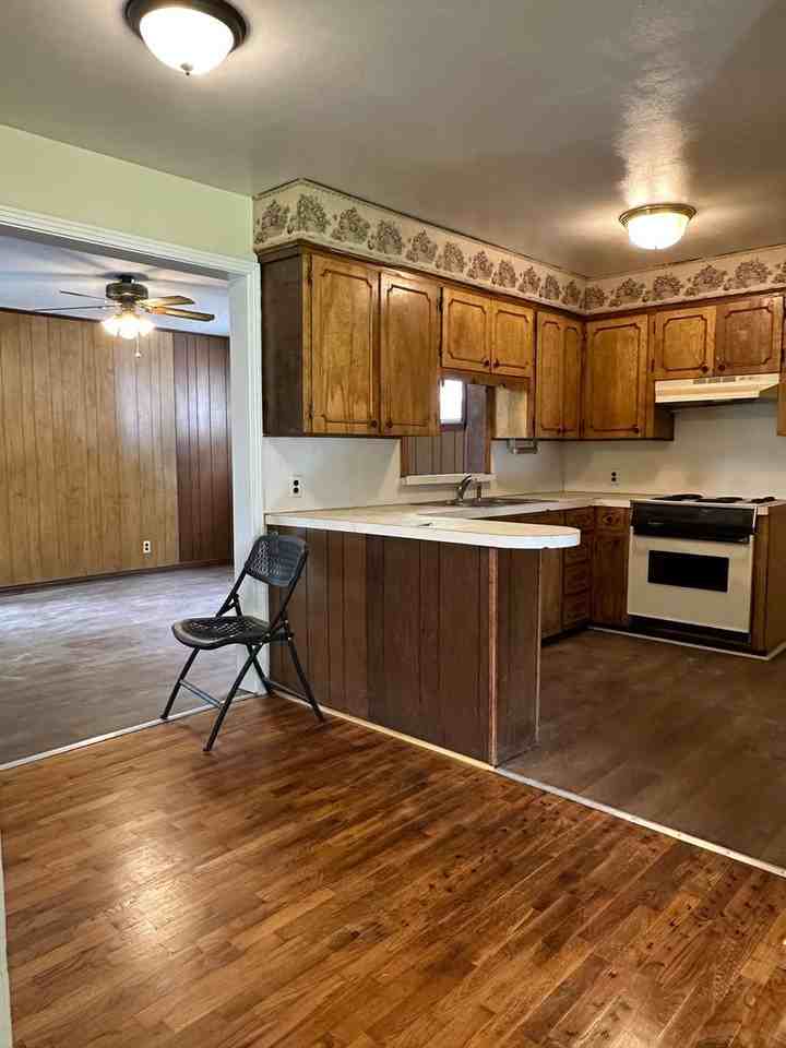 305 Mills St - Photo 2 of 10