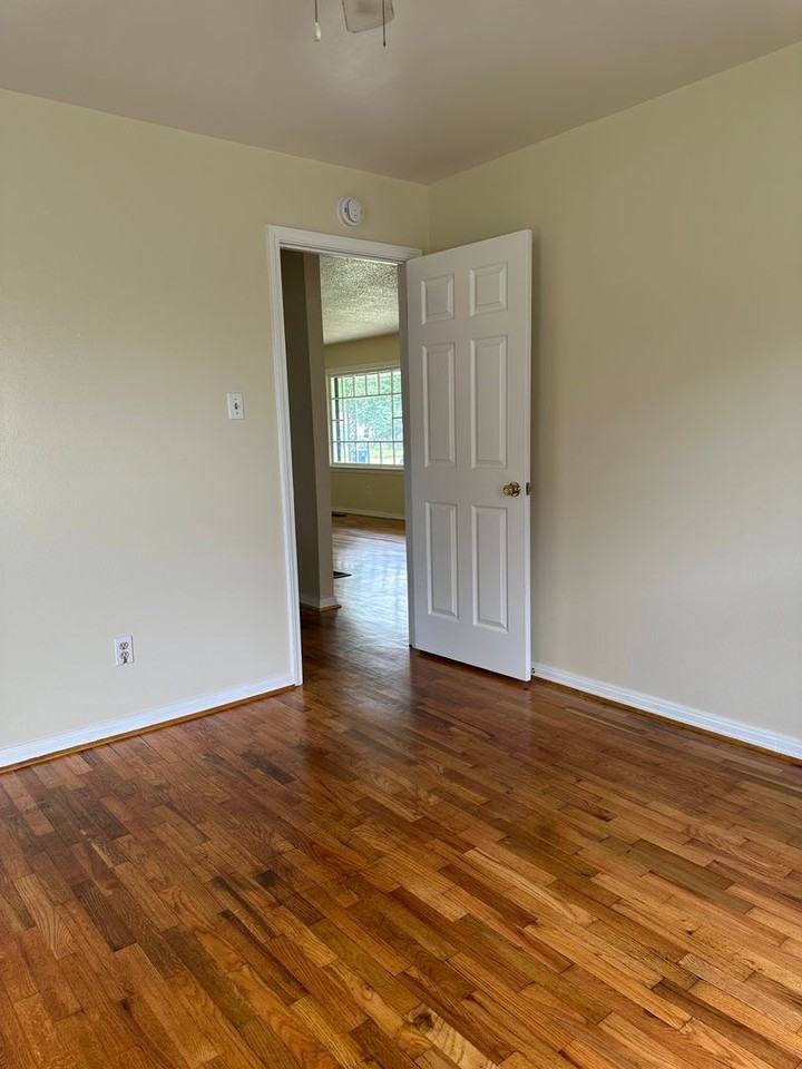 305 Mills St - Photo 4 of 10