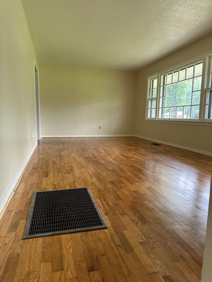 305 Mills St - Photo 7 of 10