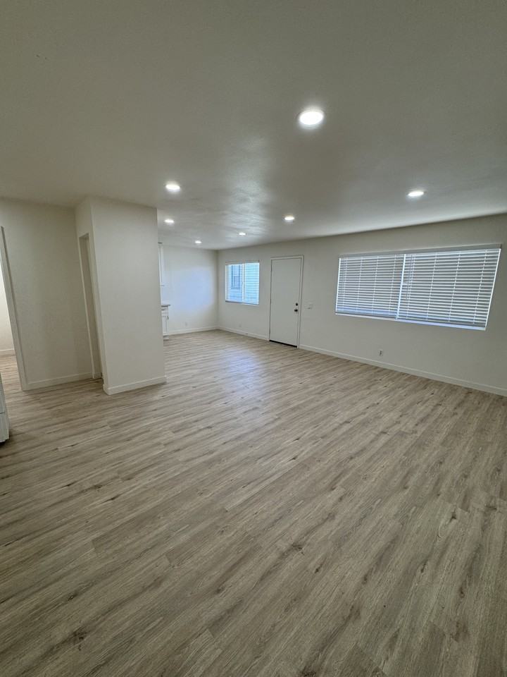 321 N L St #C - Photo 2 of 7