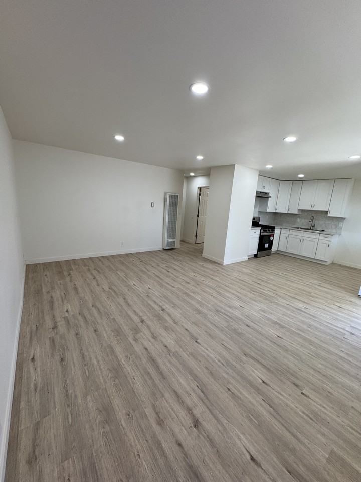 321 N L St #C - Photo 5 of 7