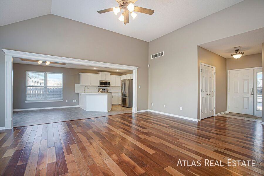 801 Se Hocker Ct - Photo 3 of 17