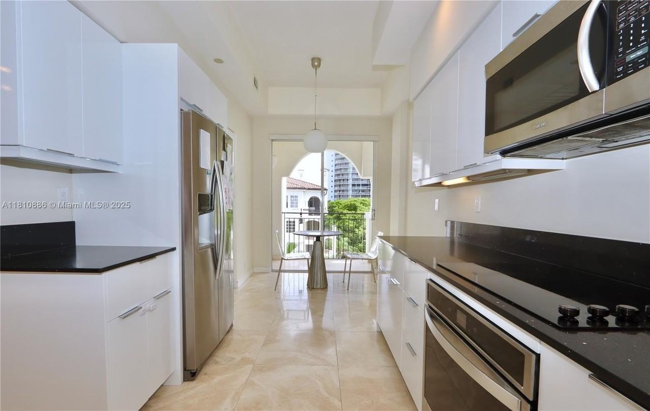 3900 Island Blvd #PH2 - Photo 6 of 46