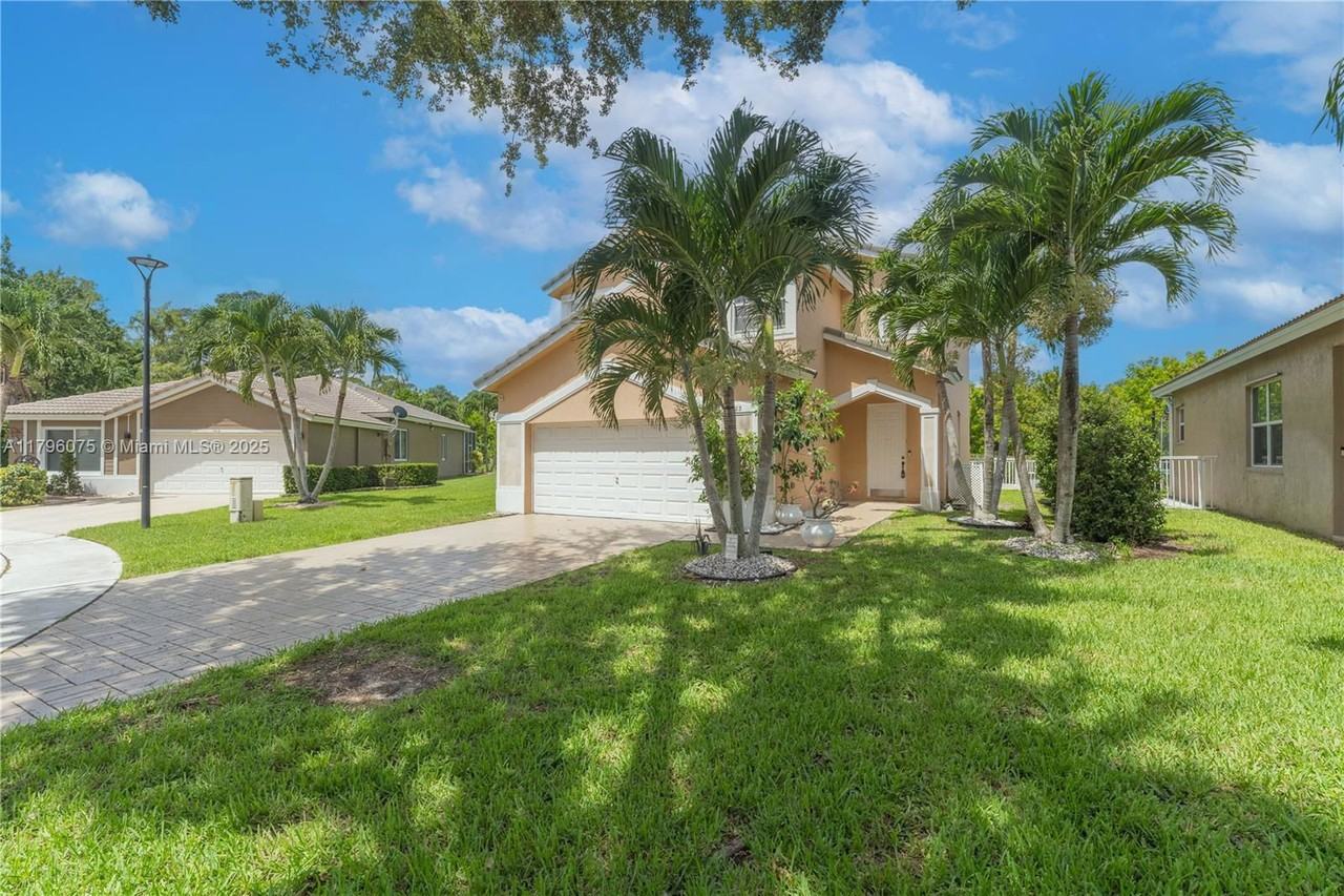 7423 Nw 70th Ave - Photo 2 of 8