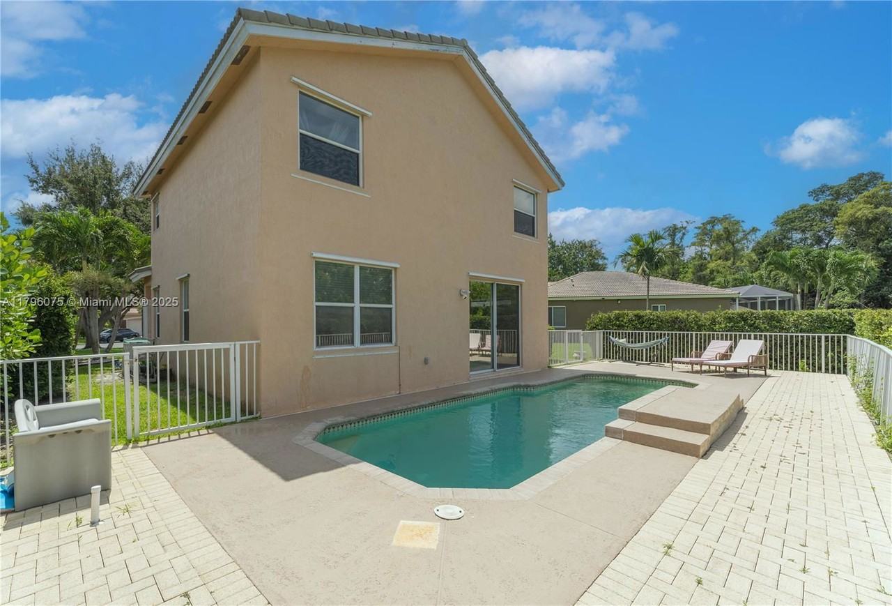 7423 Nw 70th Ave - Photo 4 of 8