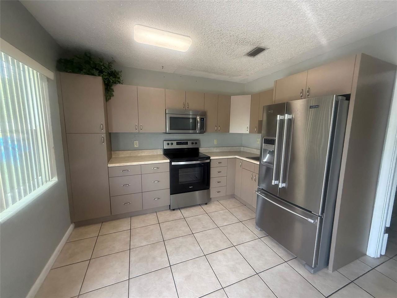 1980 Sw 28th Ave #2 - Photo 3 of 8