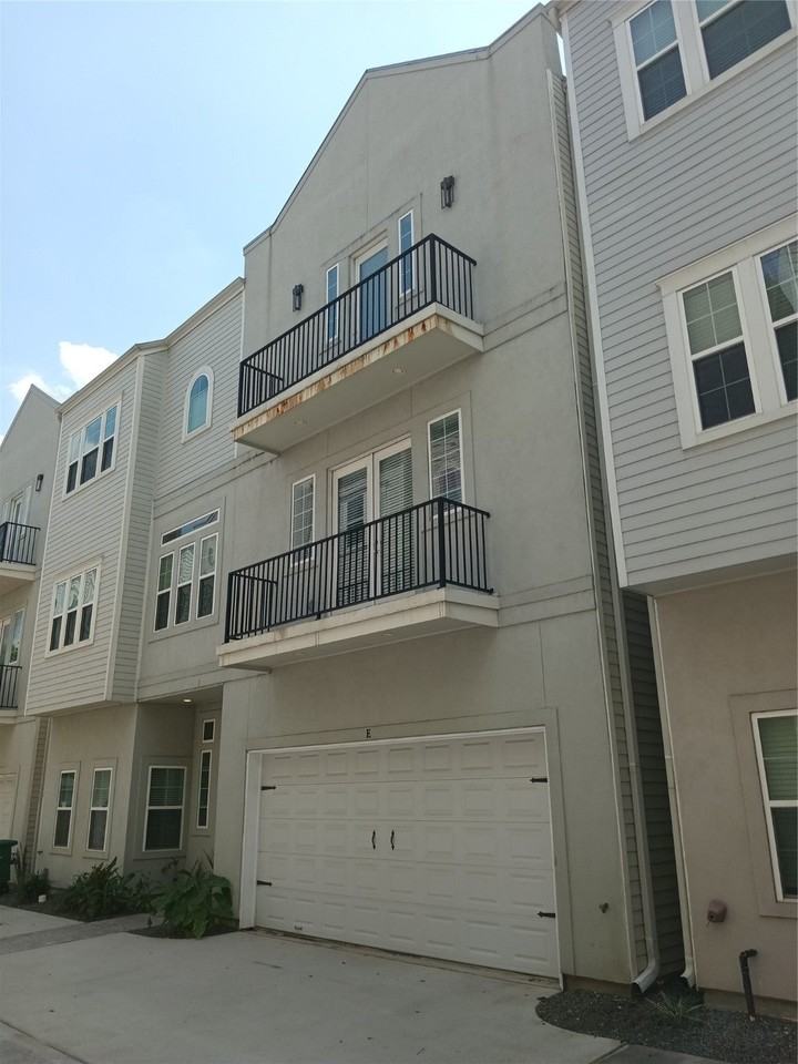 925 W 23rd St - Photo 2 of 40