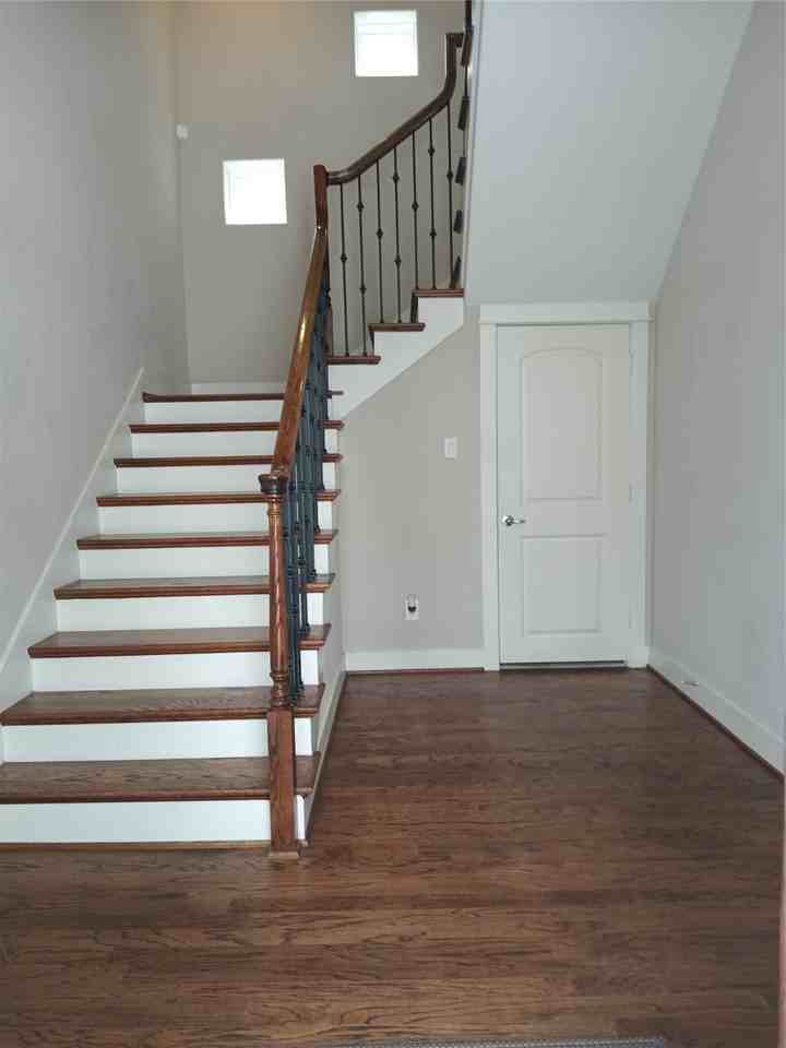 925 W 23rd St - Photo 3 of 40