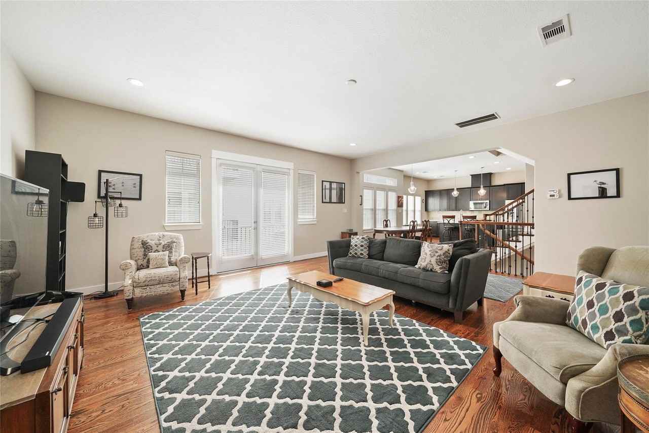 925 W 23rd St - Photo 4 of 40