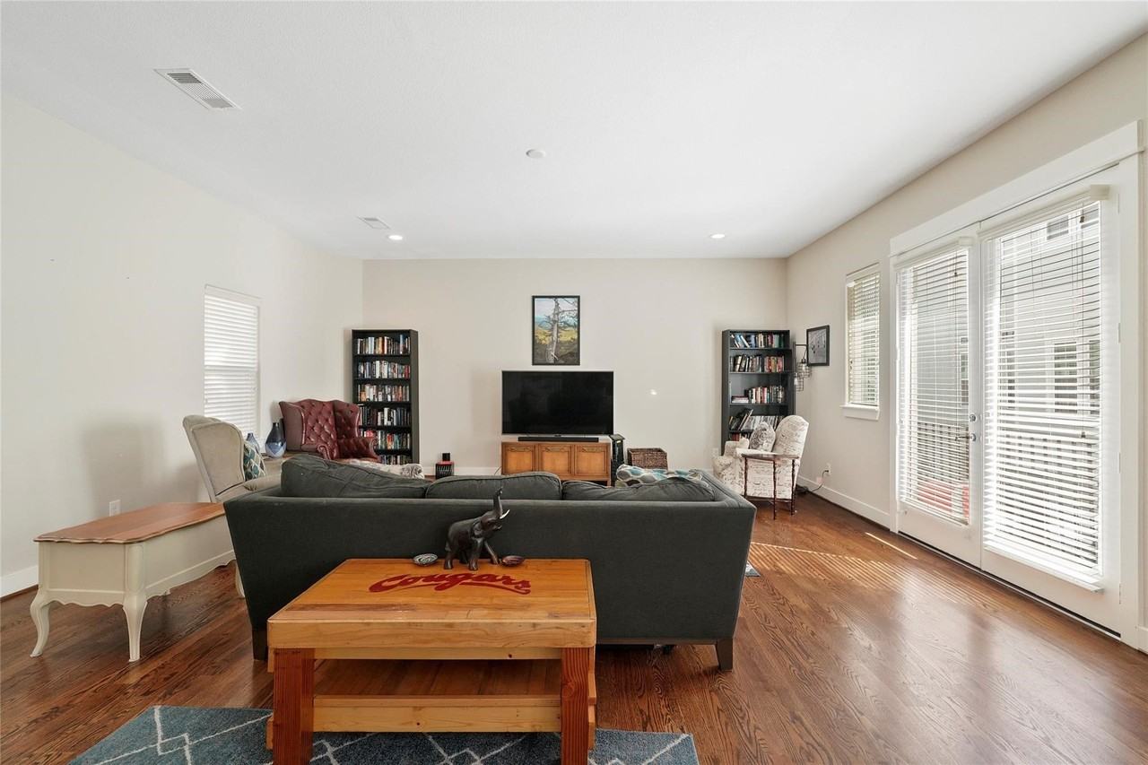 925 W 23rd St - Photo 6 of 40