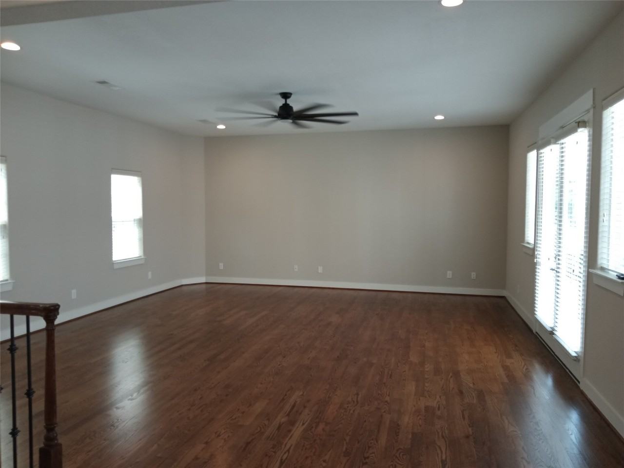 925 W 23rd St - Photo 7 of 40