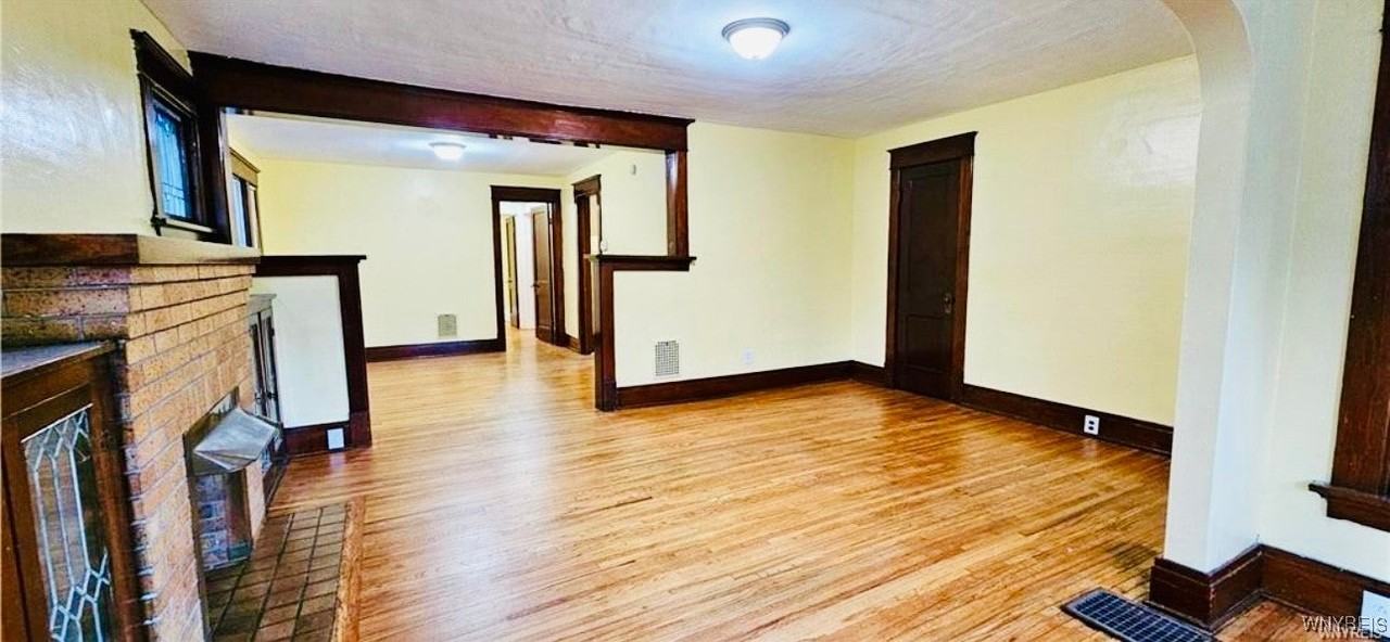 320 Jewett Ave - Photo 5 of 26