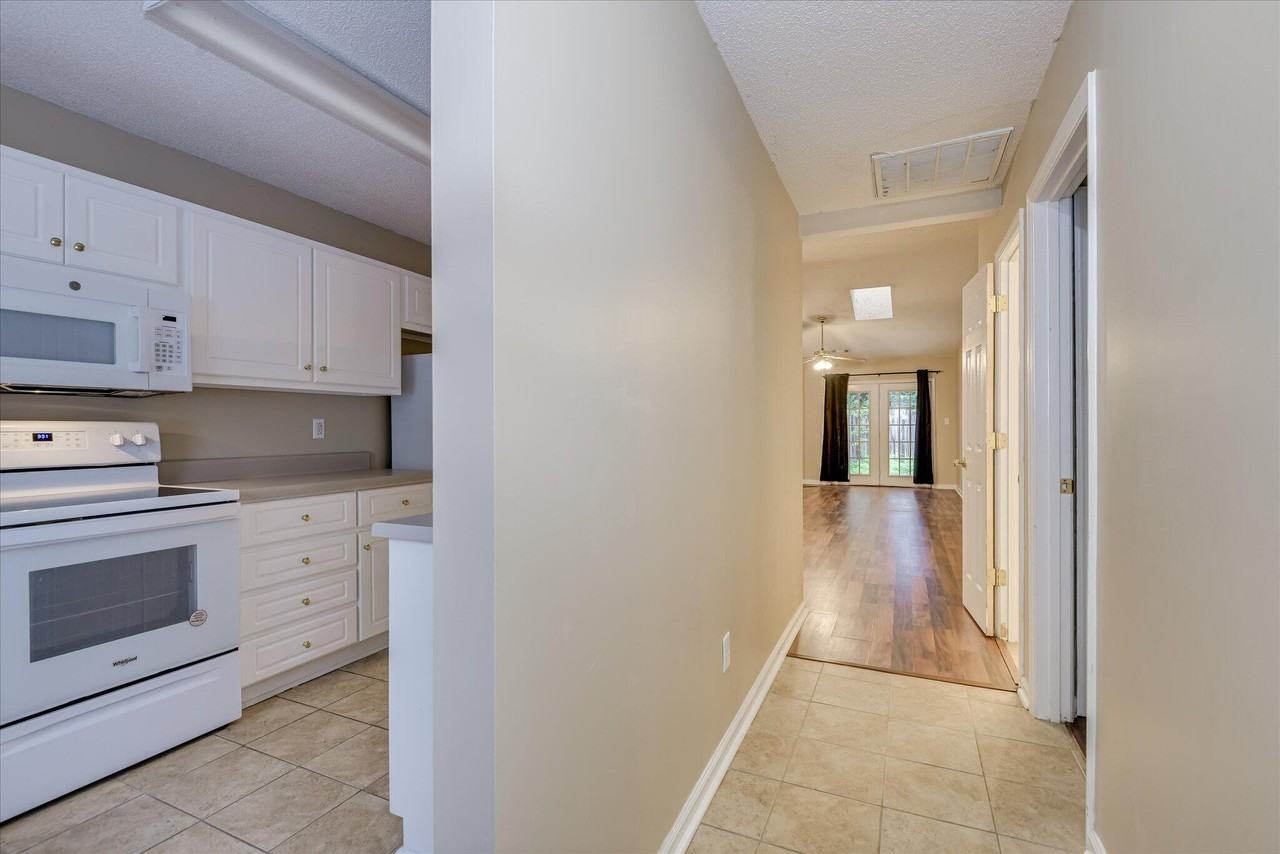 128 Shelby Dr - Photo 2 of 19