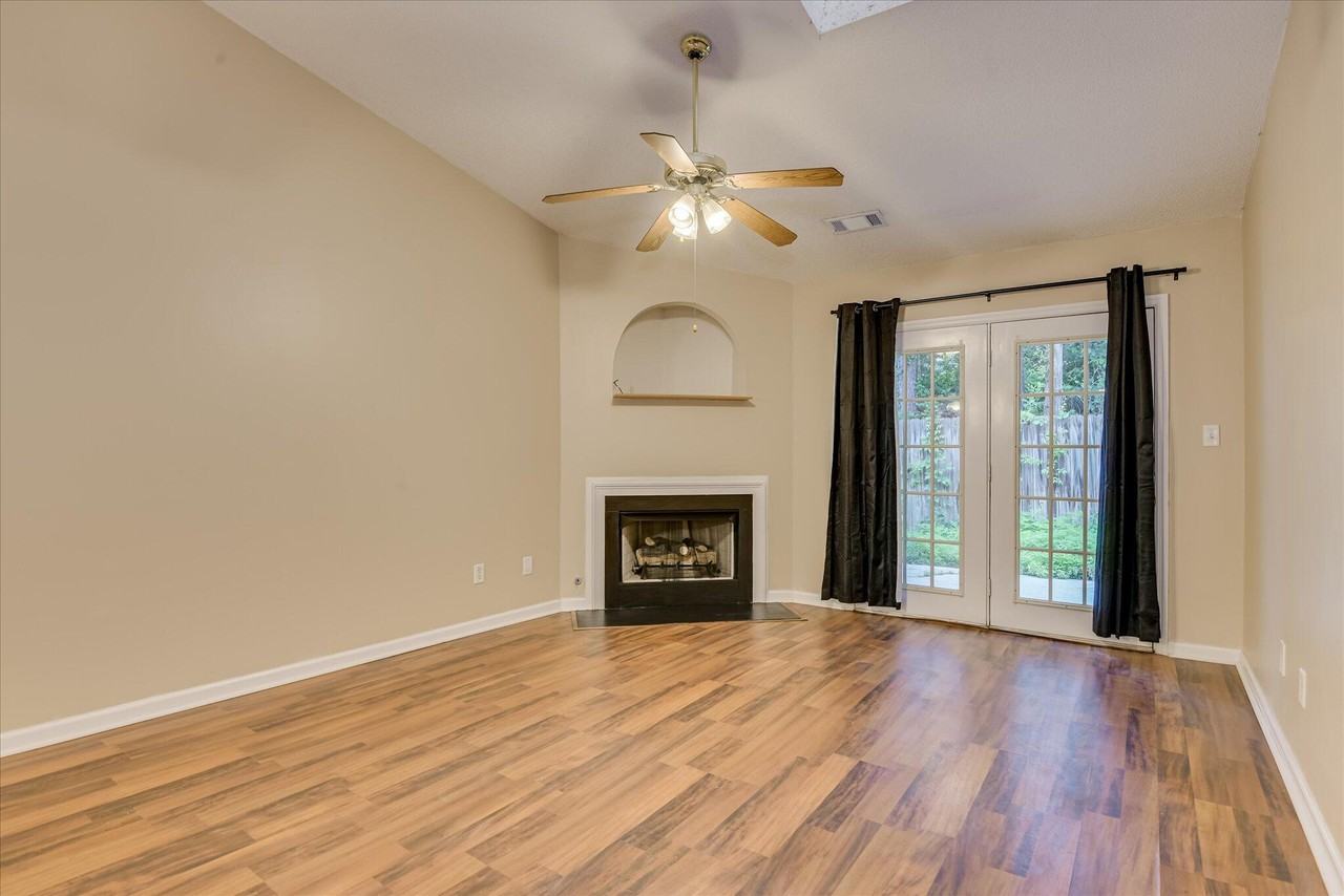 128 Shelby Dr - Photo 3 of 19